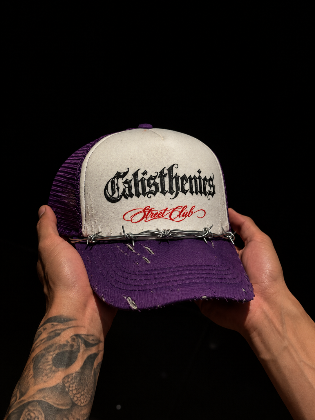 Gorra pendiente — Hueso con visera morada