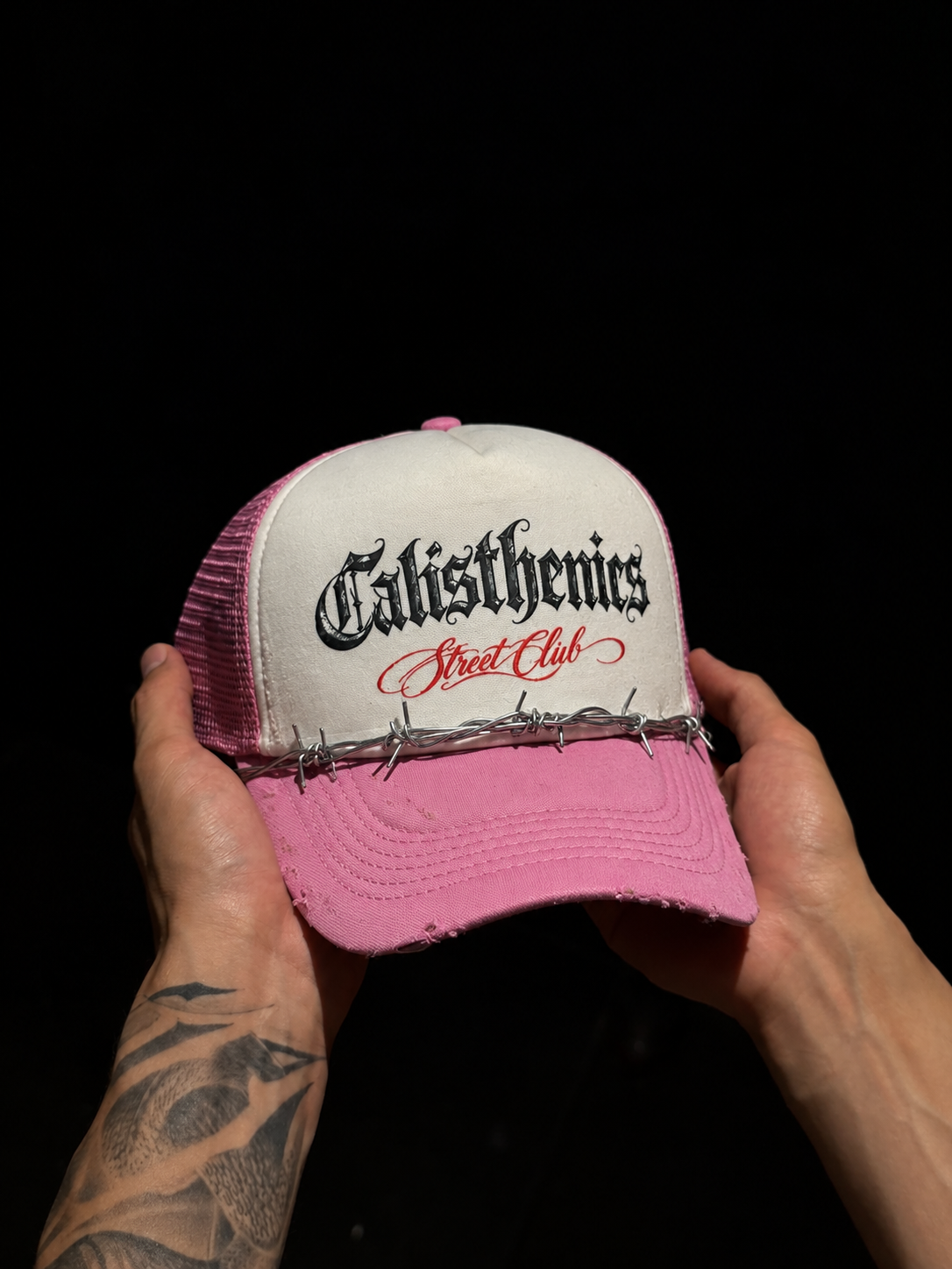Gorra pendiente — Hueso con visera rosa y malla