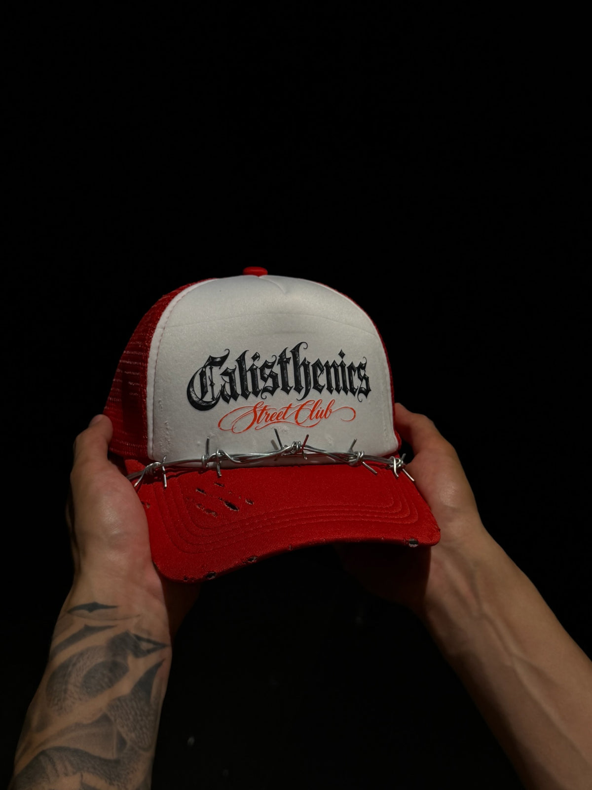 Gorra pendiente — Hueso con visera roja (foto 2)
