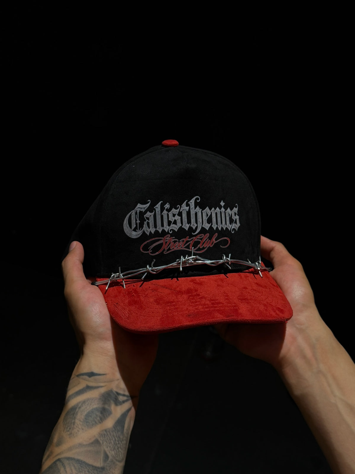 Gorra negra con visera roja — vista frontal