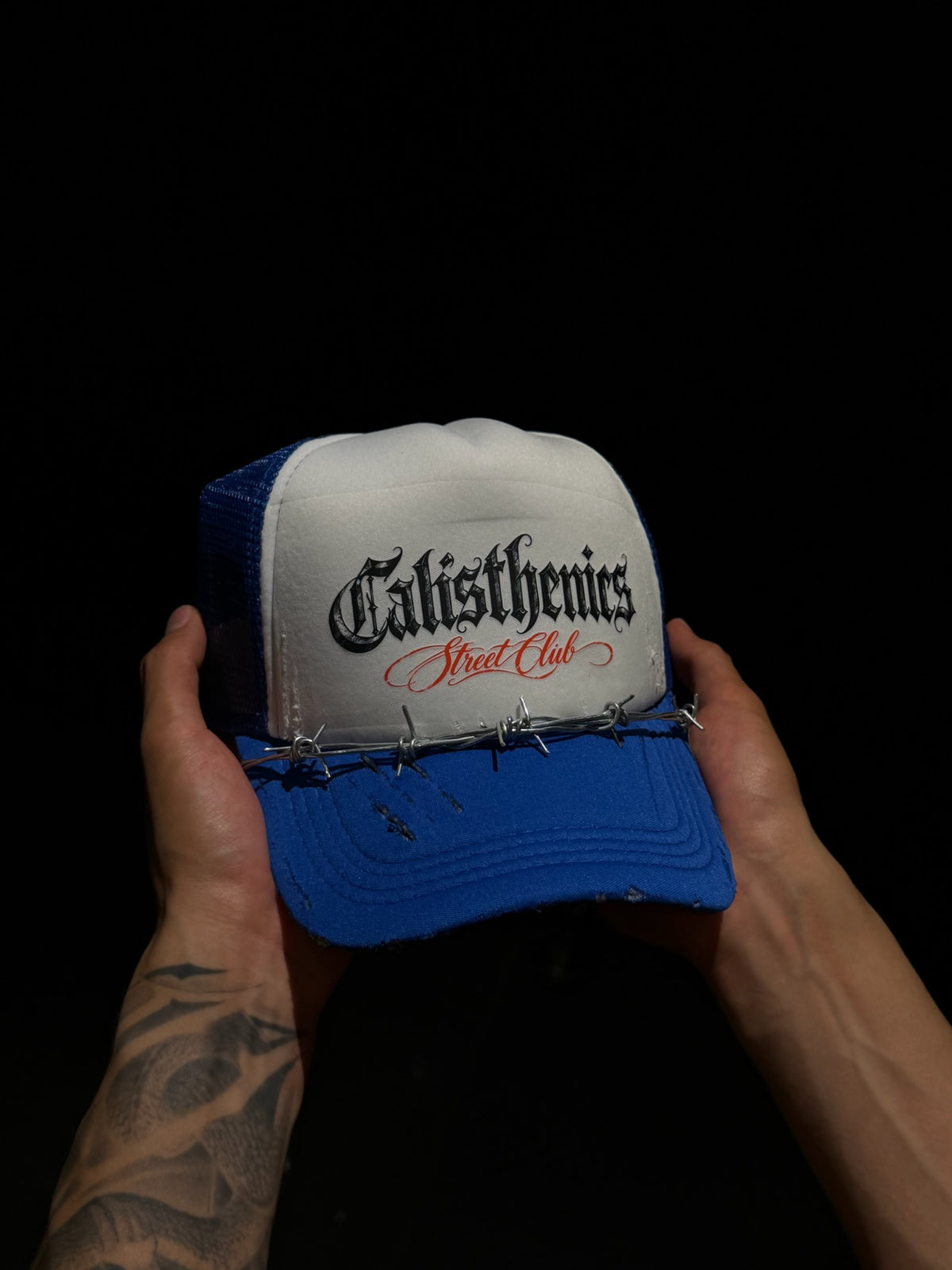 Gorra pendiente — Hueso con visera azul rey