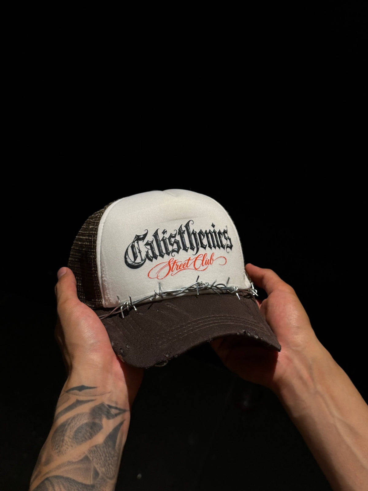 Gorra pendiente — Hueso con visera café