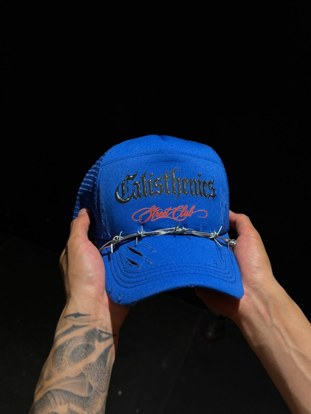 Gorra azul rey — vista frontal