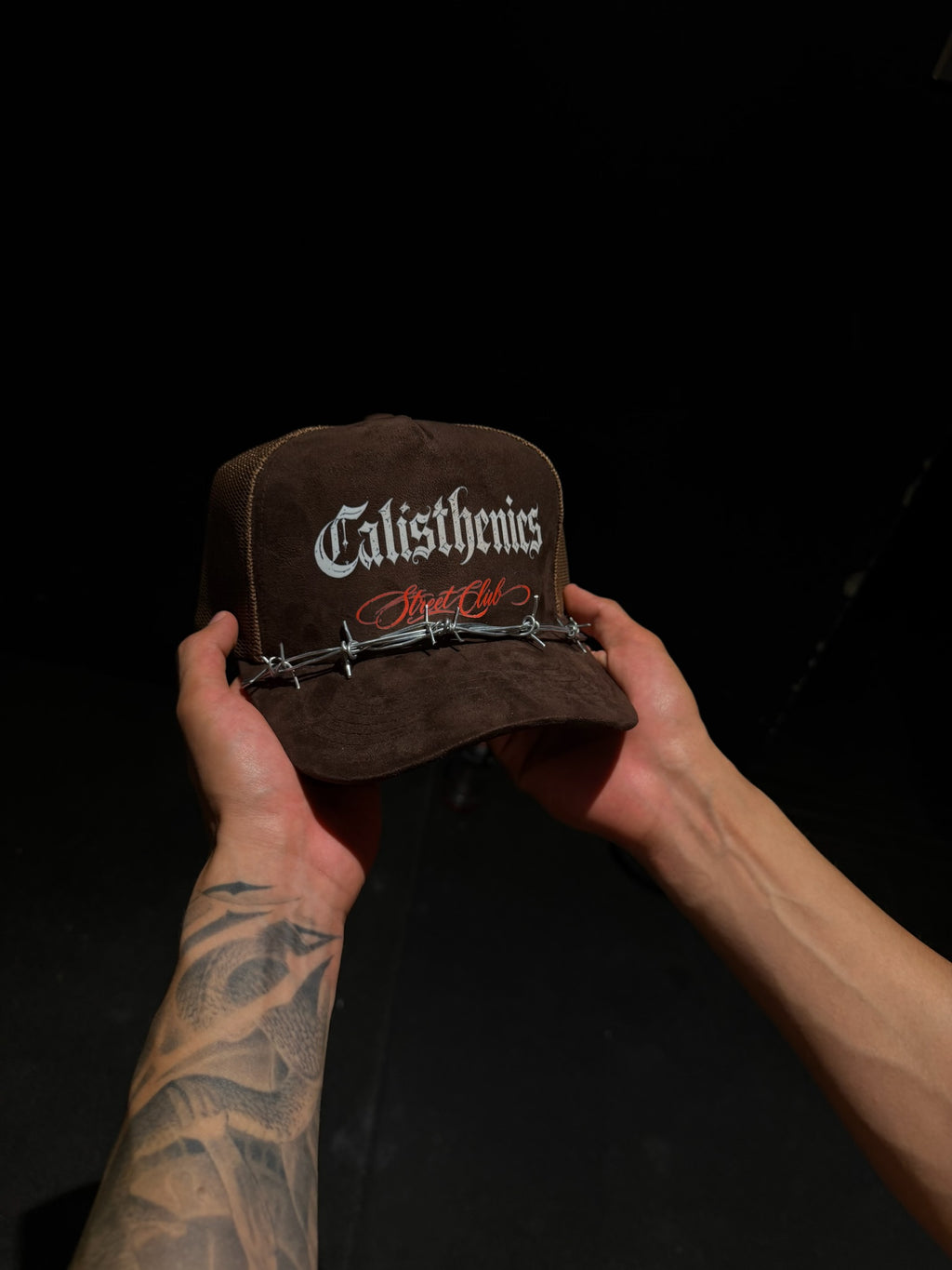 Gorra café desgastada — vista frontal