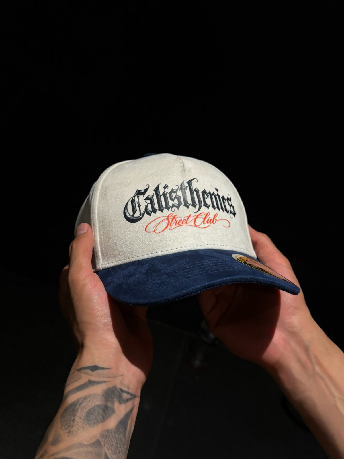 Gorra blanca con visera azul y roja — vista frontal