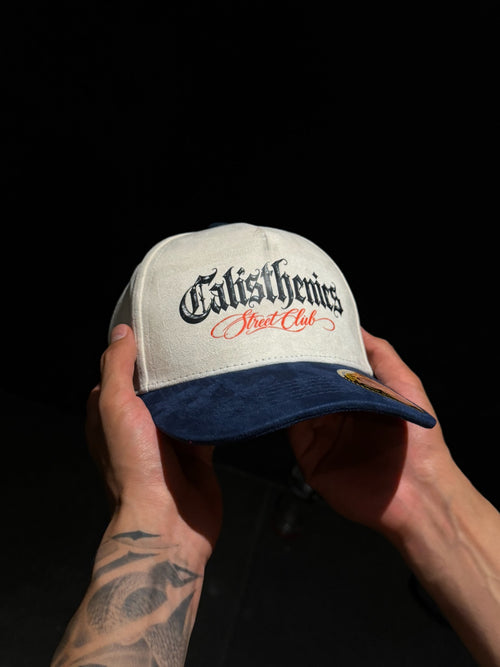Gorra blanca con visera azul y roja — vista frontal