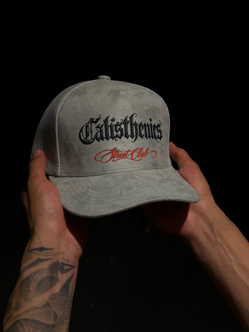 Gorra gris — vista frontal