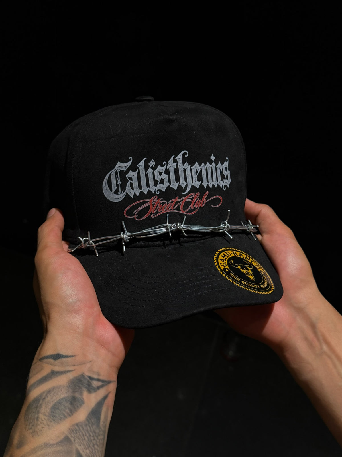 Gorra negra con parche lateral — vista frontal