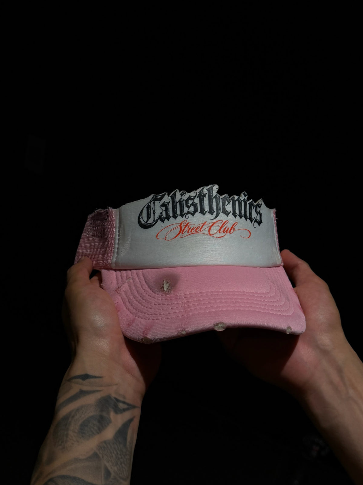 Gorra pendiente — Hueso con visera rosa
