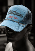 Street Club editorial: modelo con gorra azul cielo y estética monocromática